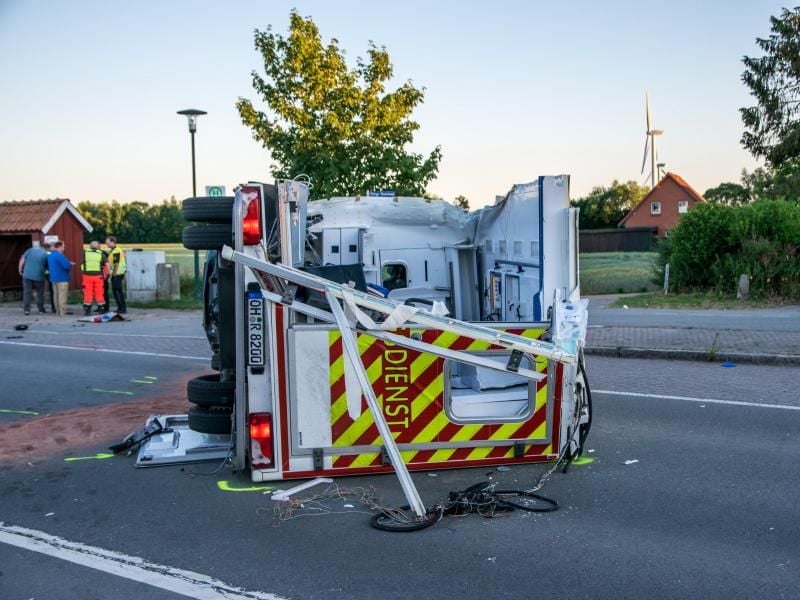 Das Wrack eines Rettungswagens liegt nach einem Zusammenstoß mit einem Reisebus auf einer Landesstraße in Rüting. Foto: Arne Jappe