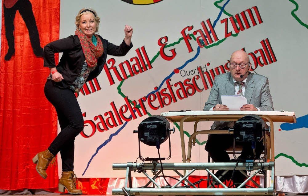 Voller Körpereinsatz: Alexandra Necke vom CCO gebärdet, tanzt und springt, um zu übersetzen, was Holger Grünhage an Nachrichten auftischt.