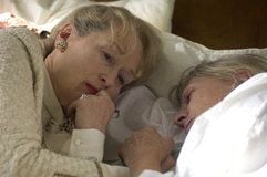 Meryl Streep (l.) und Vanessa Redgrave im Gefühlsepos «Spuren eines Lebens» (Foto: dpa)