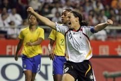 Die Deutsche Birgit Prinz jubelt über ihr Tor zum 1:0. (Foto: dpa)