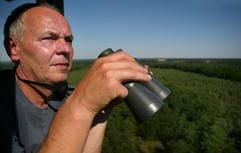 Forstarbeiter Waldemar Albrecht, hält vom 27 Meter hohen Feuerwachturm bei Waldrogäsen (Kreis Jerichower Land) mit einem Fernglas Ausschau nach Rauch. (Foto: dpa)
