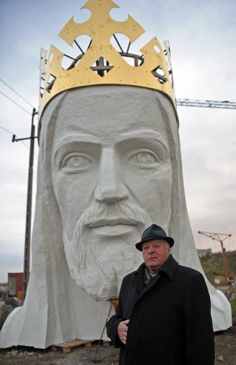 Der Kopf der welthöchsten Christus-Statue in Polen. Davor steht Priester Sylwester Zawadzki. (FOTO: DAPD)