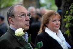 Die Schauspieler Jaecki Schwarz und Franziska Troegner nehmen am Samstag in Berlin auf dem Dorotheenstädtischen Friedhof an der Beisetzung des verstorbenen Schauspielers Erwin Geschonneck teil. (Foto: ddp)