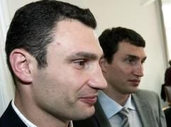 Die Boxer Wladimir (r) und Vitali Klitschko (l) im Hamburger Landgericht. (Foto: dpa)