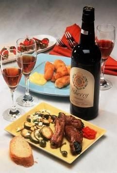 Passt zu vielen Gerichten: Sherry. (Foto: dpa)