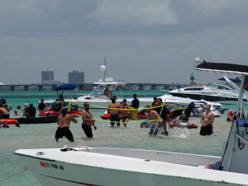 Sport, Spaß und Sonne satt: Bei den Partys auf der Sandbank werden sogar Volleyballnetze aufgebaut.
