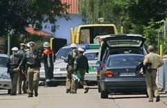 Weiträumig abgesperrt ist am Freitag (12.08.2005) in Barbing in der Nähe von Regensburg ein Haus, vor dem in der Nacht eine Bombe explodiert war. (Foto: dpa)