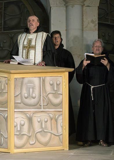 Der Abt (Arnold Hofheinz) und ein Teil seiner Mönchsgemeinschaft.