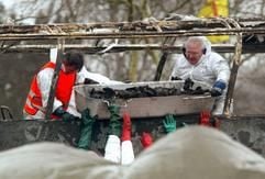 Spezialisten bergen am Samstag (20.12.2003) im belgischen Hensies (bei Mons) nach einem schweren Busunfall auf der Autobahn von Belgien nach Paris Tote aus dem ausgebrannten Wrack des deutschen Reisebus. (Foto: dpa)