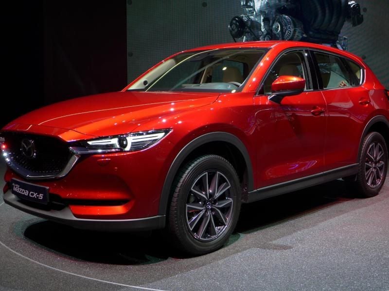 Ein wenig flacher und ein paar Millimeter breiter: Der neue Mazda CX-5 wirkt durch diese Änderungen kantiger. Foto: Nicolas Blandin