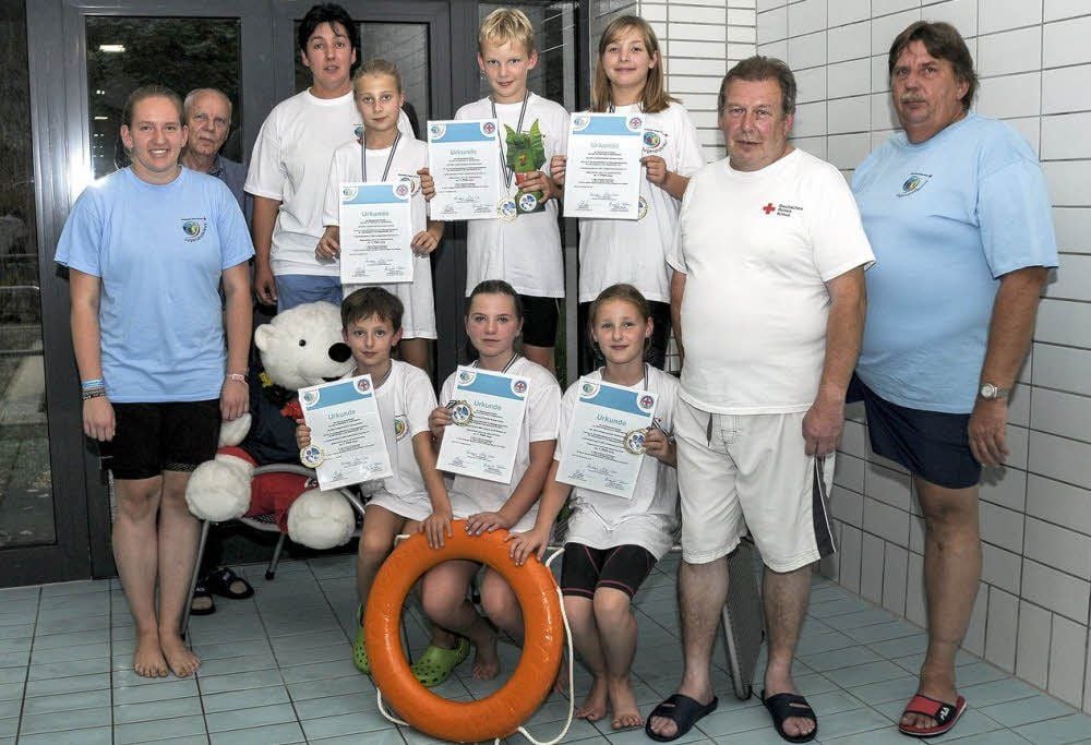 Das Siegerteam wurde nach Rückkehr auch in der heimischen Schwimmhalle geehrt (vordere Reihe von links): Beatrice Mühlbach, Alexander Noack, Amy Hammermann, Vivien Barth, Holger Becker, Holger Mühlbach; (hintere Reihe von links): Bernhard Berger (Präsident des DRK-Kreisverbandes Bernburg), Katrin Beiersdorfer, Leni Block, Anton Hoffmann und Lena Schenker.