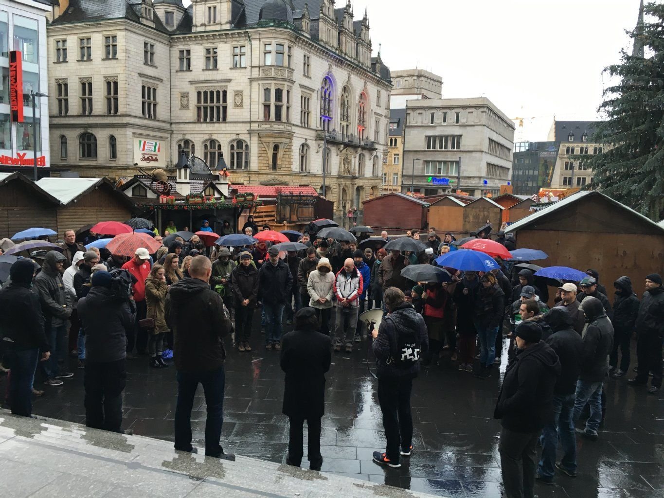 Rund hundert Hallenserhaben am Sonntagnachmittag den Opfern der Terroranschläge in Paris gedacht.