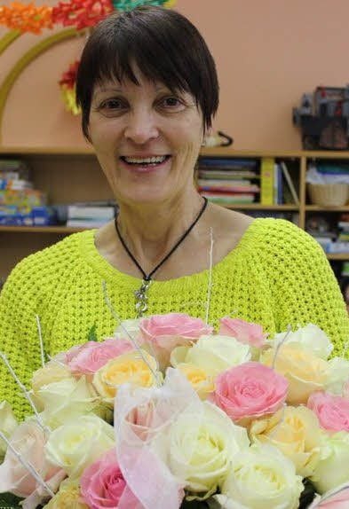 Gabriele Walter nimmt 40 Rosen von ihren Kollegen entgegen - für jedes Dienstjahr in der Stolberger Kita eine Blume.