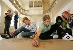 Im Sprachengymnasium Salzmannschule in Schnepfenthal bei Waltershausen nutzen Schülerinnen den historischen Betsaal für eine Projektarbeit. (Foto: dpa)