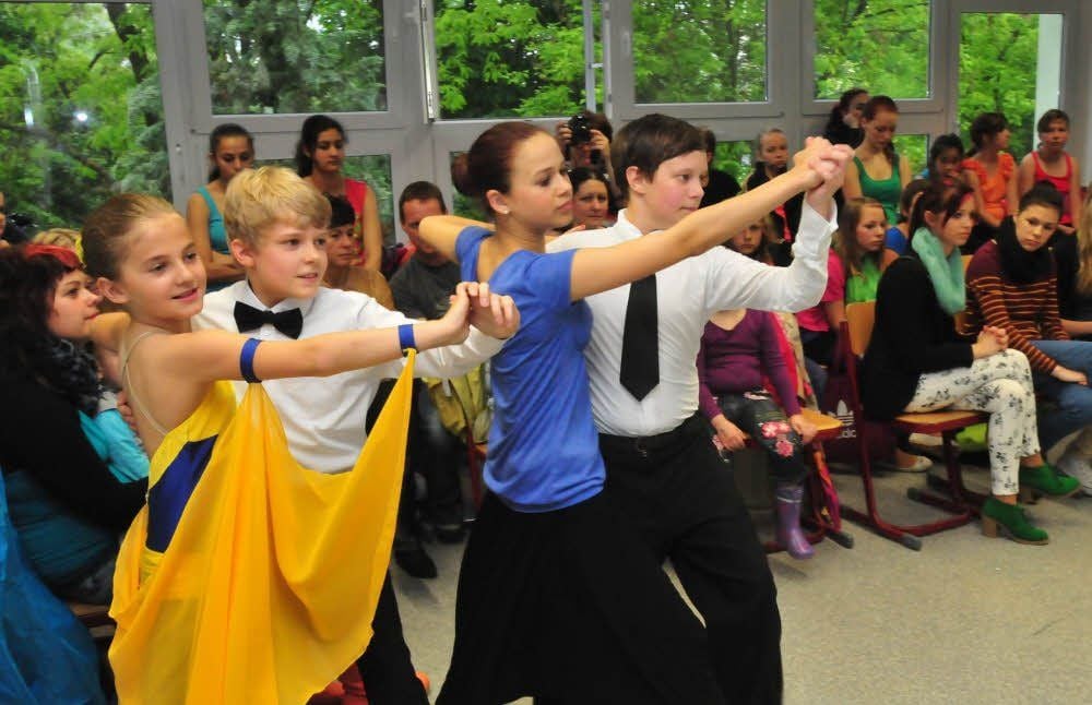 Schweben am Tag der offenen Tür der Ökowegschule elegant über die Tanzfläche: Junge Mitglieder des Weißenfelser TSC „Blau-Gelb“ Weißenfels.
