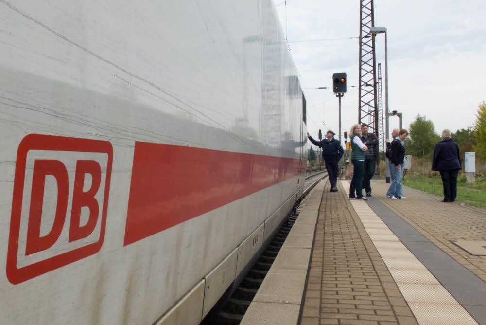 Fahrgäste des ICE 874 nach Berlin stehen am Sonnabend im Bahnhof Naumburg neben dem Zug auf dem Bahnsteig.