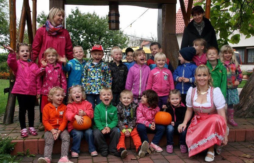 Ein Fototermin vor der historischen Presse gemeinsam mit der Jessener Weinprinzessin beschließt den schönen Ausflug (oben).