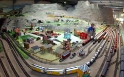 An der Amerika-Anlage der Modellbahn-Wiehe GmbH kontrolliert der Techniker Jürgen Liebe am im nordthüringischen Wiehe (Kyffhäuserkreis) Lokomotiven und Gleise. (Foto: dpa)