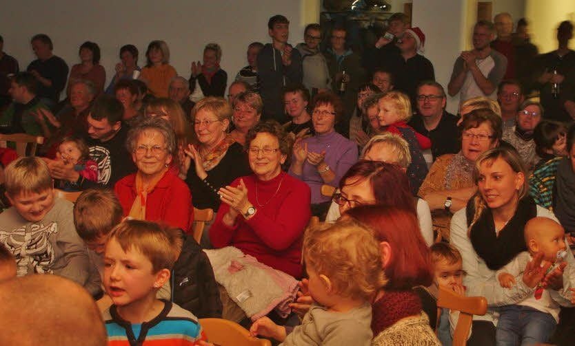 Die Theatertruppe spielte vor vollem Haus.