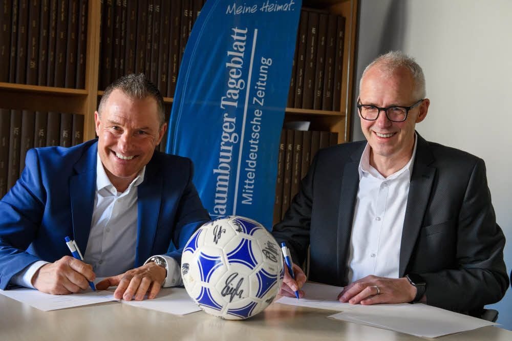 Dirk Claus (l.), Chef der BRU Security GmbH, und Olaf Döring, Geschäftsführer des Zeitungsverlags Naumburg Nebra, unterzeichnen den Sponsorvertrag, mit dessen Hilfe die Wochensieger unseres regionalen Fußball-Tippspiels 50 Euro in bar kassieren können.