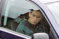 Sven J. sitzt im Auto seines Anwaltes, nachdem er das Landgericht in Verden durch die Hintertür verlassen hatte. Der zum Tatzeitpunkt minderjährige J. hatte im Frühjahr 2004 mit dem Computerwurm «Sasser» tausende Computer lahm gelegt und weltweit einen Millionenschaden angerichtet. (Foto: dpa)