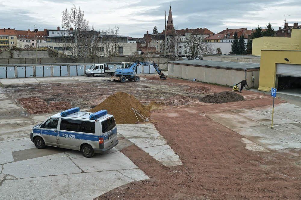 Blick in den Innenhof des Polizeireviers in der Wolfgangstraße. Dort wird gerade ein baulicher Missstand provisorisch beseitigt.