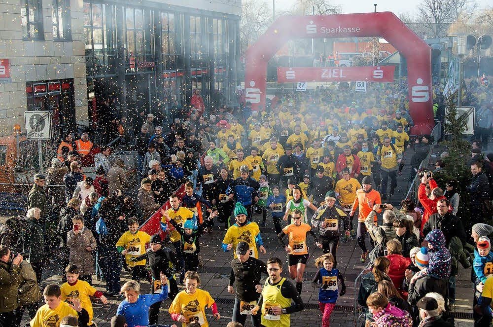 Mit einem lauten Knall und Konfetti starten die Läufer in das neue Jahr - beim Merseburger Neujahrslauf.