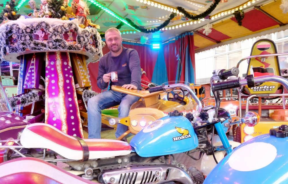 Alexander Steinicke ist Schausteller, so wie sein Vater und Großvater. Seit 1968 ist die Familie auf dem Weihnachtsmarkt mit einem Karussell dabei. Früher, sagt der Besitzer, sei das Flair in Halle noch besser gewesen, als der Weihnachtsmarkt eingezäunt gewesen ist.