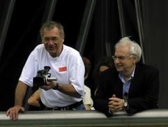 Im Kinofilm «Sketches of Frank Gehry» lehnen Sidney Pollack (l.) und Frank Gehry (r.) an einem Geländer. (Foto: dpa)