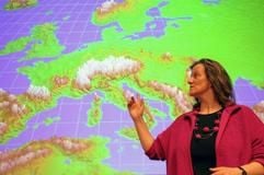 Die Klimaforscherin Daniela Jacob vom Max-Planck-Institut für Meteorologie Hamburg erklärt in Dessau an einem Computermodell die Folgen des Klimawandels. (Foto: dpa)