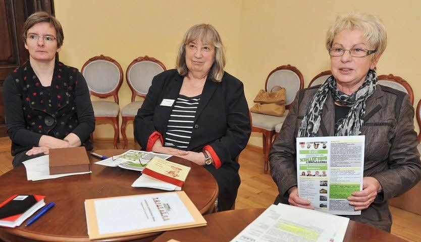 Martine Kreißler, Karin Weinmann und Gabriele Schneider (v.r.n.l.) stellen das Programm von Treffpunkt Bibliothek vor.
