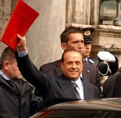 Winken zu den Journalisten: Der italienische Ministerpräsident Silvio Berlusconi (Foto: dpa)