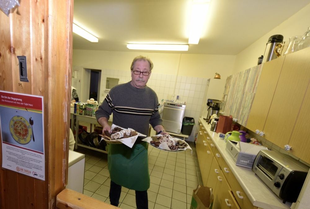 Helmut Rathgeber bringt das Gebäck ins Restaurant.