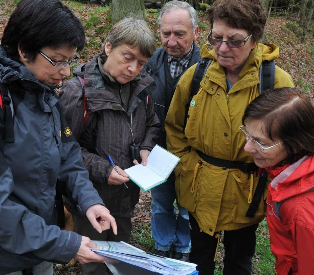 Wanderführerin Elke Blanke (li.) erläutert den geologischen Aufbau des Waldgebietes Alter Stolberg.