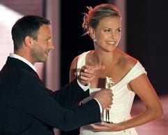 Die südafrikanische Schauspielerin Charlize Theron (r.) erhält von Schauspieler Thomas Kretschmann am Donnerstag (02.02.2006) in Berlin die Goldenen Kamera in der Kategorie Film international. (Foto: dpa)