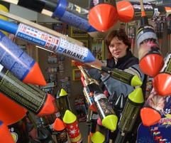 In der Sachsen-Feuerwerk GmbH Freiberg zeigt die Versandmitarbeiterin Gabriele Weinhold eine kleine Auswahl von Silverster-Raketen mit klangvollen Namen wie «Honey Moon», «Crossfire», «Ariane» und «Piccadilly», die zum Jahreswechsel für die nötige Stimmung sorgen sollen. (Foto: dpa)