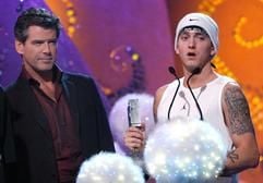 Eminem (r.) mit Pierce Brosnan (Foto: dpa)