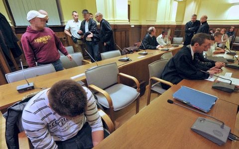 Die sechs Angeklagten nehmen mit ihren Verteidigern im Gerichtssaal des Landgerichtes Leipzig ihre Plätze ein. (FOTO: ZB-FUNKREGIO)