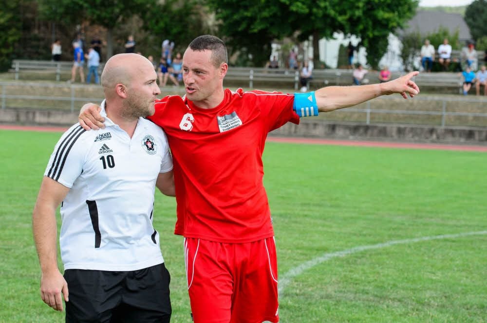 „Schau mal Trainer, dort lang geht’s zur zweiten Runde“, scheint Kapitän Mario Bothe dem Lauchaer Coach Ronny Starch nach dem jüngsten Supercup-Erfolg zu sagen. De facto steht am morgigen Sonnabend aber noch der 1. FC Merseburg als riesiger Brocken dem Einzug in die 2. Runde des Landespokals im Weg.