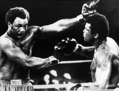 US-Schwergewichtsboxer Muhammad Ali (l) trifft seinen Landsmann Joe Frazier mit einer kraftvollen Linken (Archivfoto vom 28.1.1974). Sie waren die Hauptdarsteller in den drei besten Schwergewichtskämpfen der Box-Geschichte, haben für unvergessliche Momente gesorgt, sind lebende Legenden. (ARCHIV-FOTO: DPA)