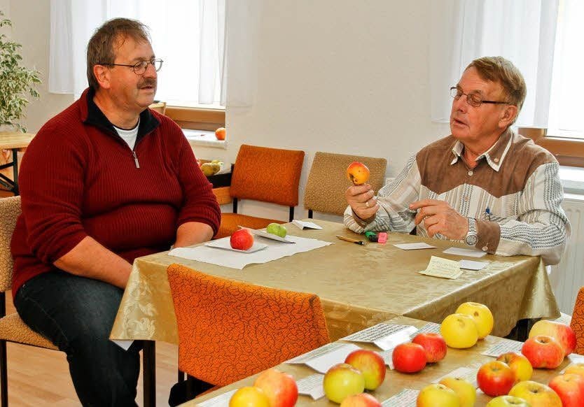 Matthias Kallinich (l.) lässt sich von Walter Janovsky beraten.