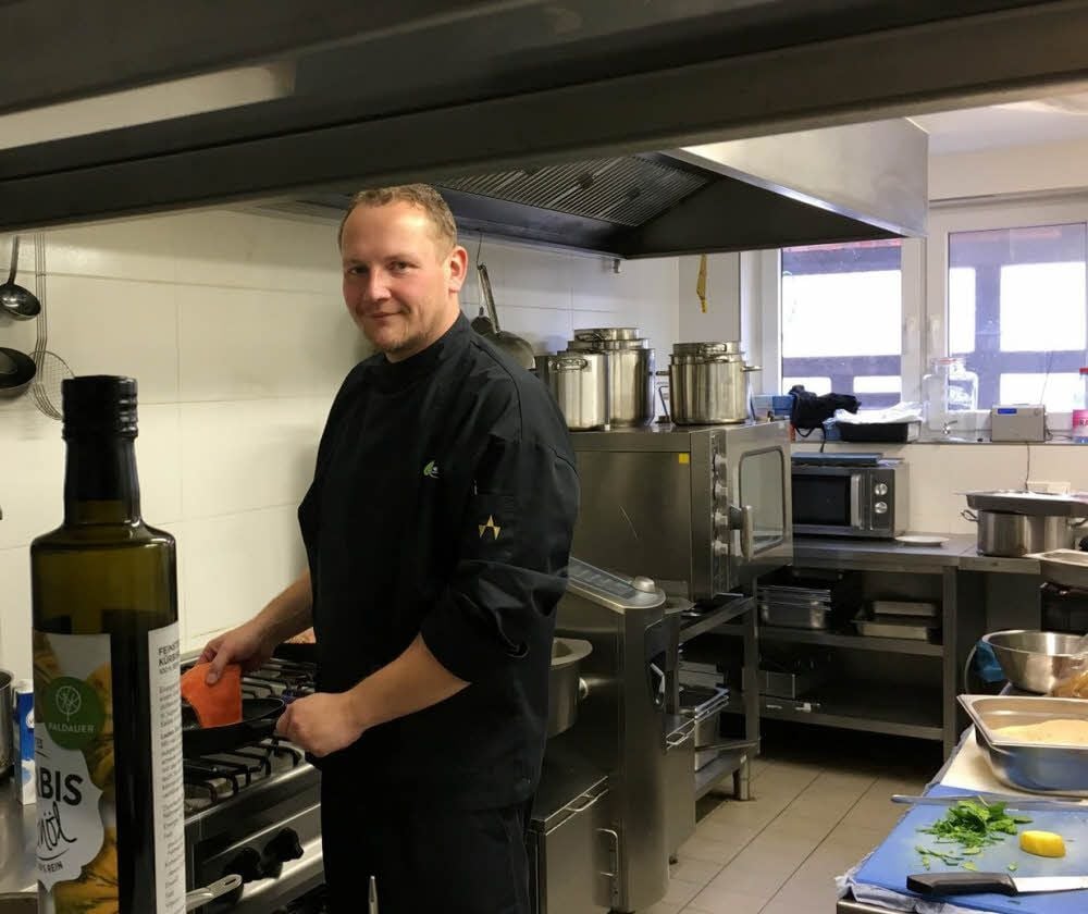 Stephan Ziegler hat beim Kochwettbewerb um ein Regionalgericht die Jury am stärksten überzeugt. Nun kommt seine Kreation auch auf die Speisekarte von „Zieglers“ in Wörlitz.