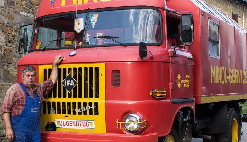 Günter Funke mit seinem zum Wohnmobil umgebauten W50
