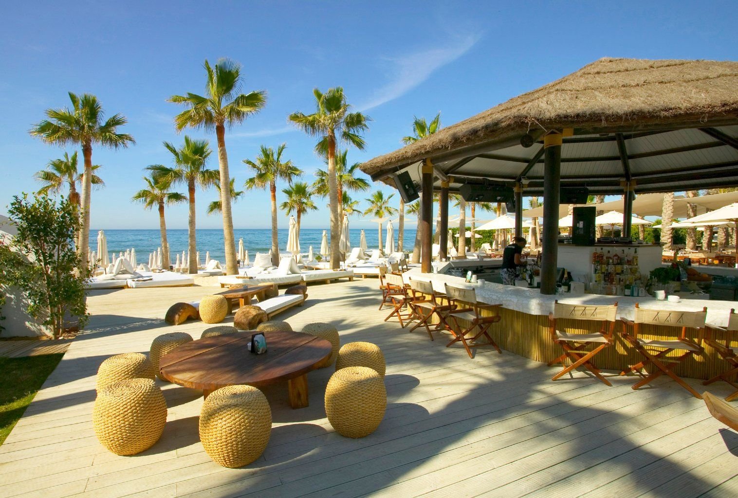 Am Nikki Beach in Marbella können Gäste tagsüber relaxen und abends im Luxus Beach Club feiern.