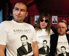 Die tchechischen Rocksänger und Musiker (von links nach rechts) Lou Fananek Hagen, Ales Brichta und Peter Peceny tragen während einer Pressekonferenz in Prag ein T-Shirt mit der Aufschrift «Karel Gott for President». Nachdem das tchechische Parlament unlängst zwei Mal vergeblich versuchte, einen Nachfolger Havels zu finden, hatte die Künstlergruppe die Idee, den bekannten tchechischen Entertainer ins Gespräch zu bringen. (Foto: dpa)