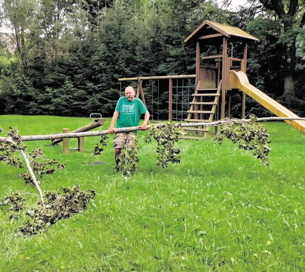 Bernd Ungefroren versucht, den etwa acht Meter langen Ast zu heben, der von der großen Pappel auf dem Rothaer Spielplatz herunter gebrochen ist. Der kranke Baum stellt für ihn eine echte Gefahrenquelle dar. Besonders um die zahlreichen Kinder, die auch in der Nähe des Baumes spielen, macht er sich Sorgen. Und deshalb hofft er auch, dass die Stadt Sangerhausen endlich etwas unternimmt.