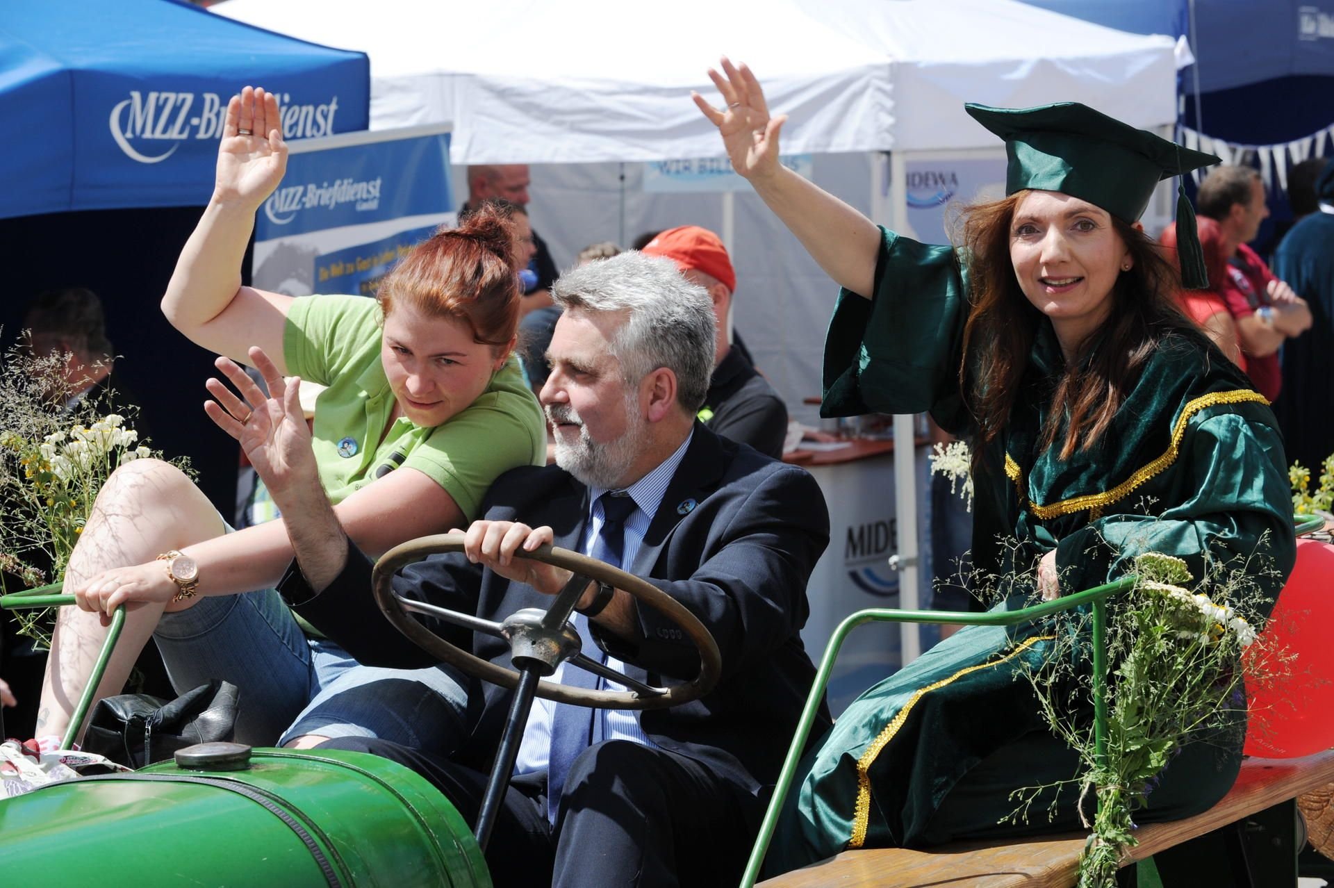 Beste Bedungungen und super Stimmung bei Teilnehmern und Zuschauern des Festumzugs in Eisleben. Im Bild der Wirtschaftsminister des Landes Sachsen-Anhalt, Armin Willingmann (M, SPD) am Steuer eines Traktors