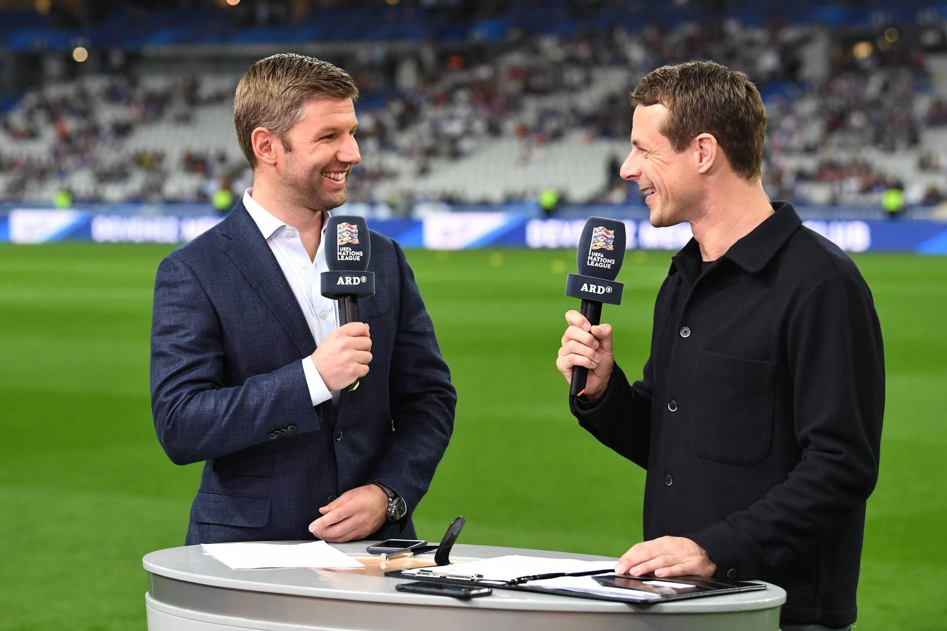 ARD-Experte Thomas Hitzlsperger (l.), hier bei einer Moderation mit Alexander Bommes.