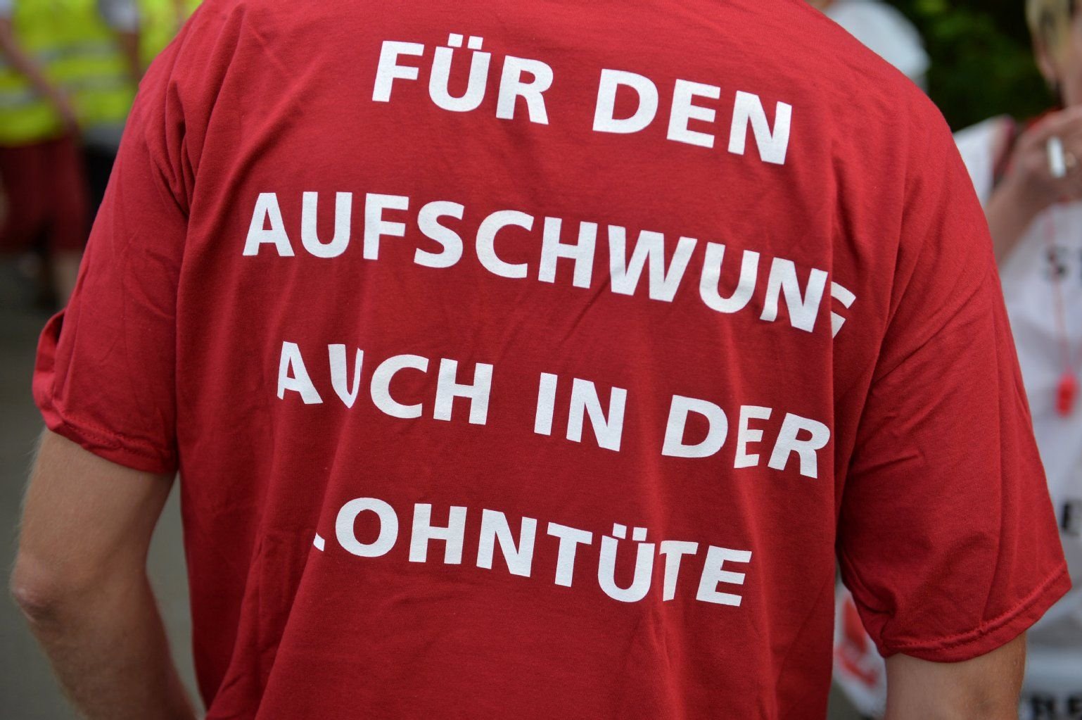 Auch bei im Vorfeld der Verhandlungen am Mittwoch in Erfurt wurde gestreikt. Ein Teilnehmer hat auf seinem T-Shirt stehen: "Für den Aufschwung auch in der Lohntüte"