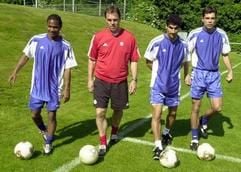 Holger Osieck (2.v.l.) als Fußball-Nationaltrainer Kanadas (Archivfoto: dpa)